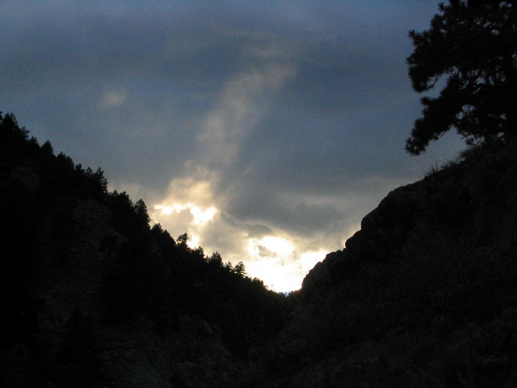 2004/10 Oct/1024x768_041008 boulder sunray.JPG